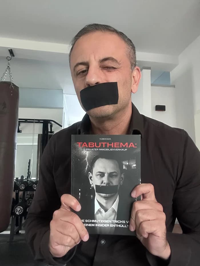 Partner von Markus Kehl mit dem Buch in einem Trainingsraum