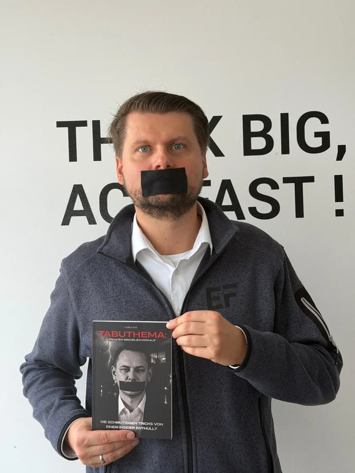 Kollege von Markus Kehl mit dem Buch im dunklen Oberteil